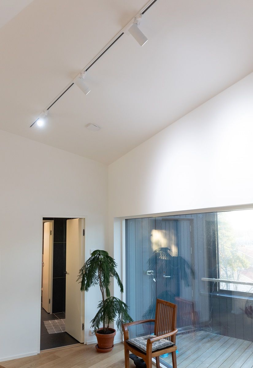 Nel corridoio alto, la luce è fornita da binari FOKUS direzionali e ad alta intensità. Gli spot possono essere posizionati nei punti desiderati su un binario trifase.